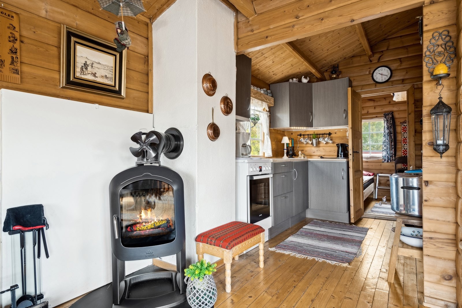 Kjøkkenet har enkel kjøkkeninnredning med komfyr og benkeplass Galleribilde