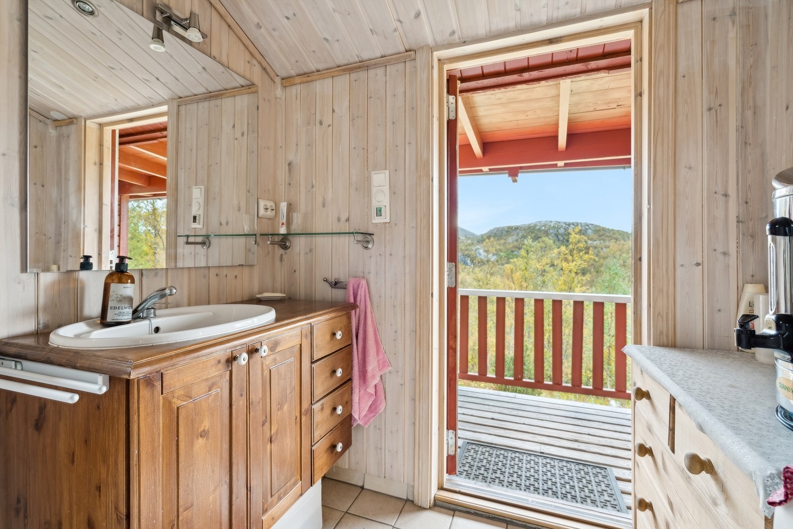 Fra overbygd inngangsparti har du adkomst til badet. Badet er ikke godkjent i følge godkjente plantegninger. Galleribilde