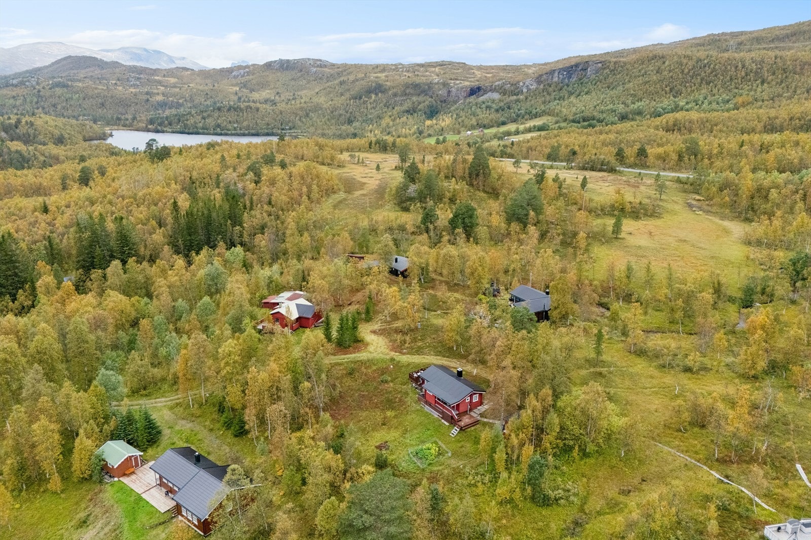 Attraktiv fritidseiendom omringet av flotte naturomgivelser med skog og uberørt natur Galleribilde