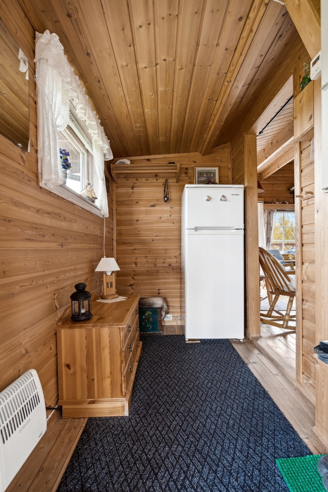 Her ønskes man velkommen inn i en praktisk entré med god plass til å henge fra seg yttertøyet. Entréen er ikke godkjent i følge godkjente plantegninger. Galleribilde