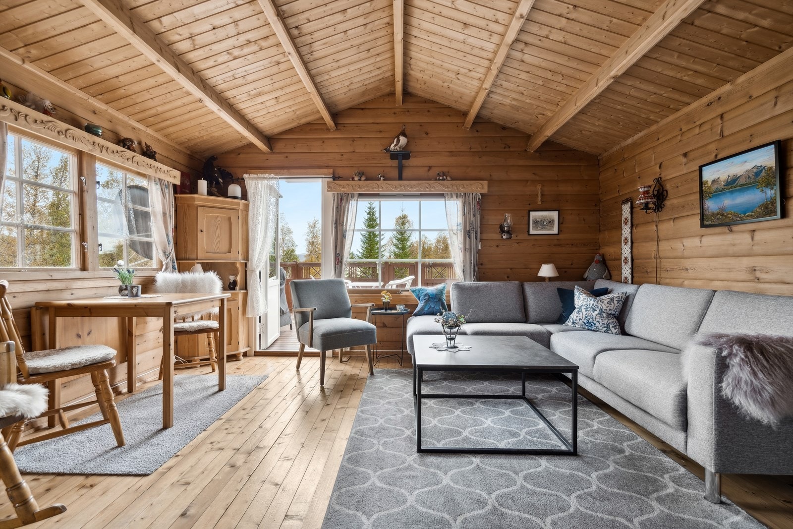 Det er utgang til veranda fra stuen Galleribilde