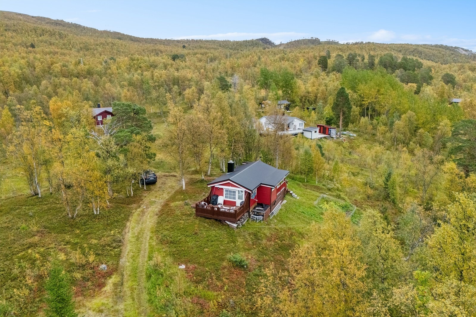 Med kort vei til nydelige turområder i Misværs fantastiske natur, den idylliske Misværfjorden og majestetiske fjelltopper, er dette stedet for deg som elsker friluftsliv Galleribilde