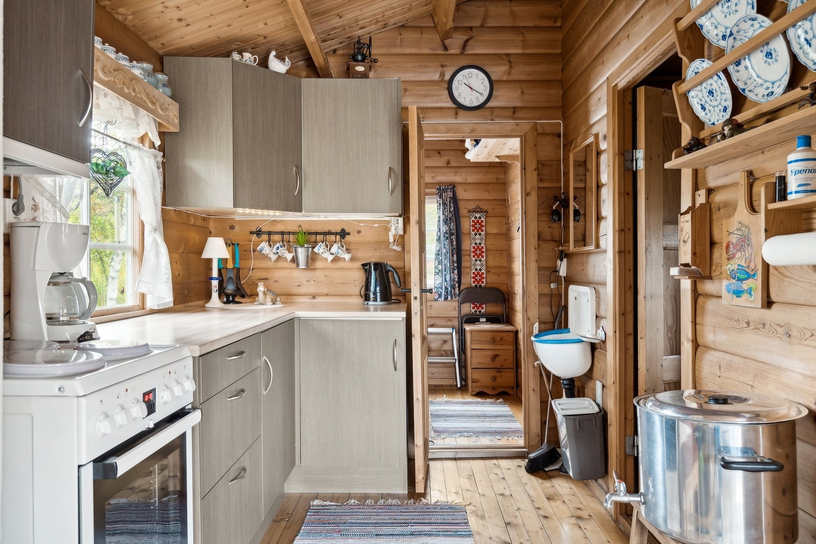 Fra kjøkkenet har du adkomst til hyttens to soverom Galleribilde