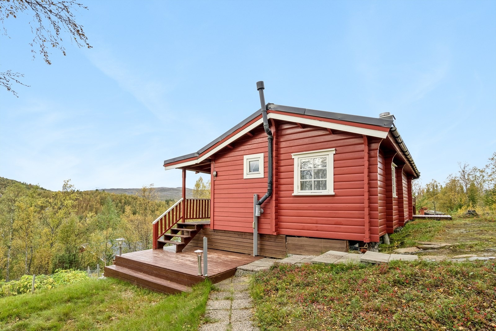 Adkomst til hytten via terrasse / overbygd inngangsparti Galleribilde