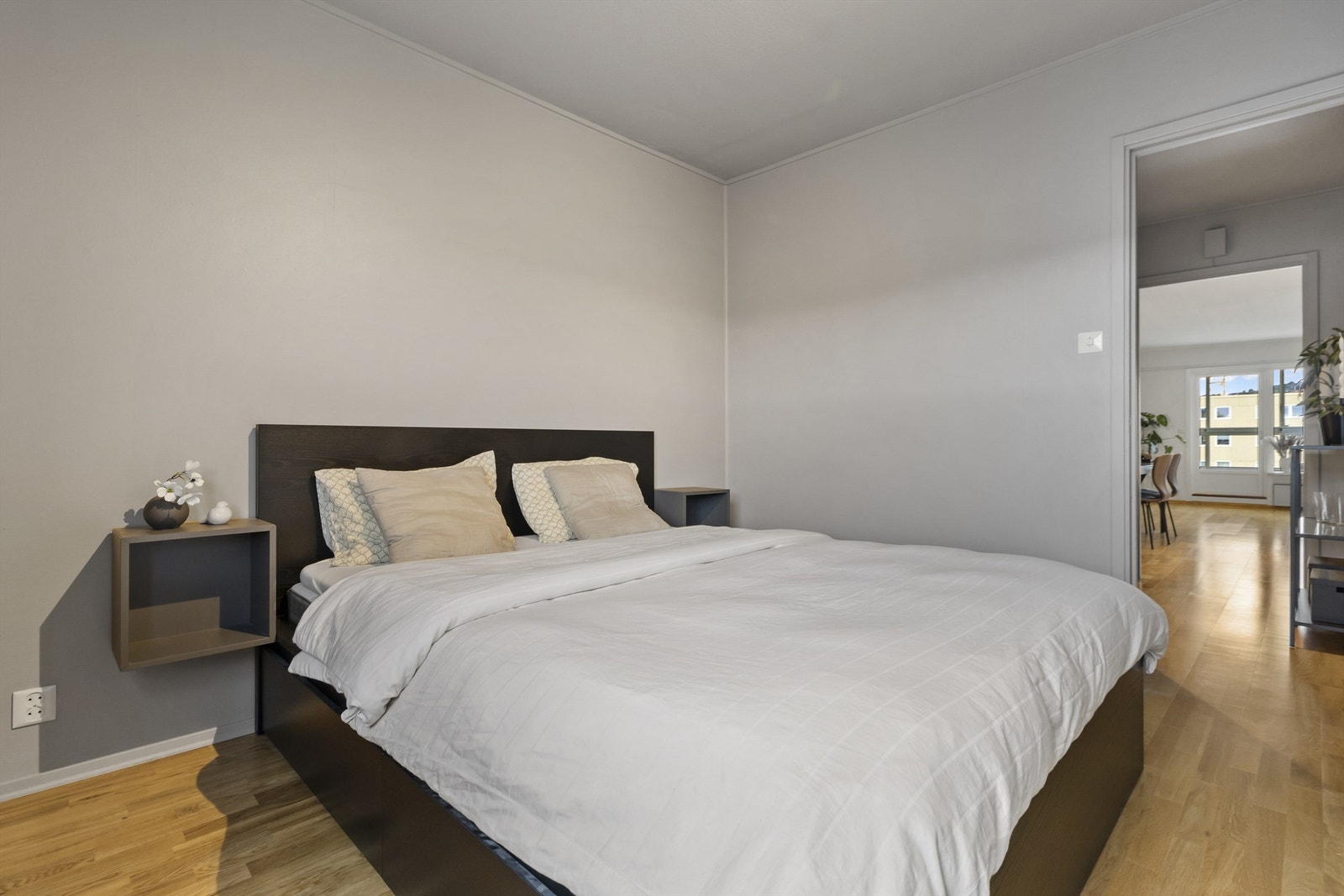 Romslig soverom med god plass til dobbeltseng og garderobeløsning. Galleribilde