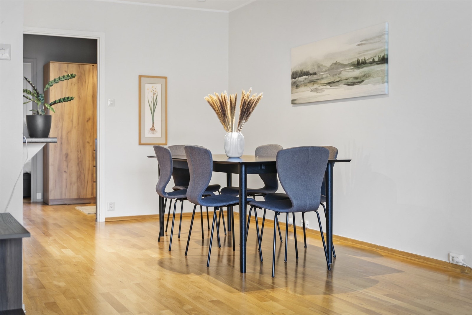 God plass til spisegruppe like ved kjøkkenet. Galleribilde