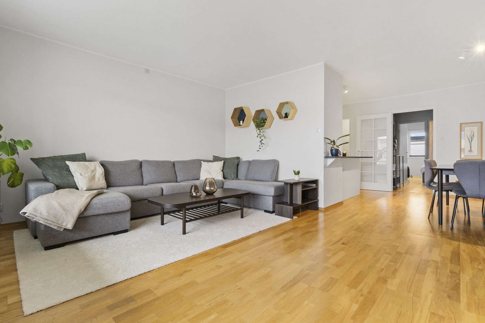 Leiligheten har en god planløsning, moderne farger og funksjonelle løsninger. Galleribilde