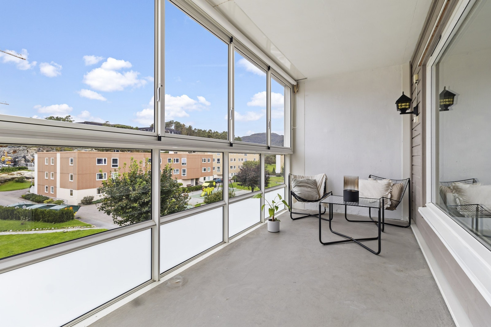 Fra stuen har man utgang til en stor og herlig innglassert balkong hvor man kan skyve bort vinduene så solen slippes inn. Her kan solen nytes fra tidlig ettermiddag til sent på kveld. Galleribilde