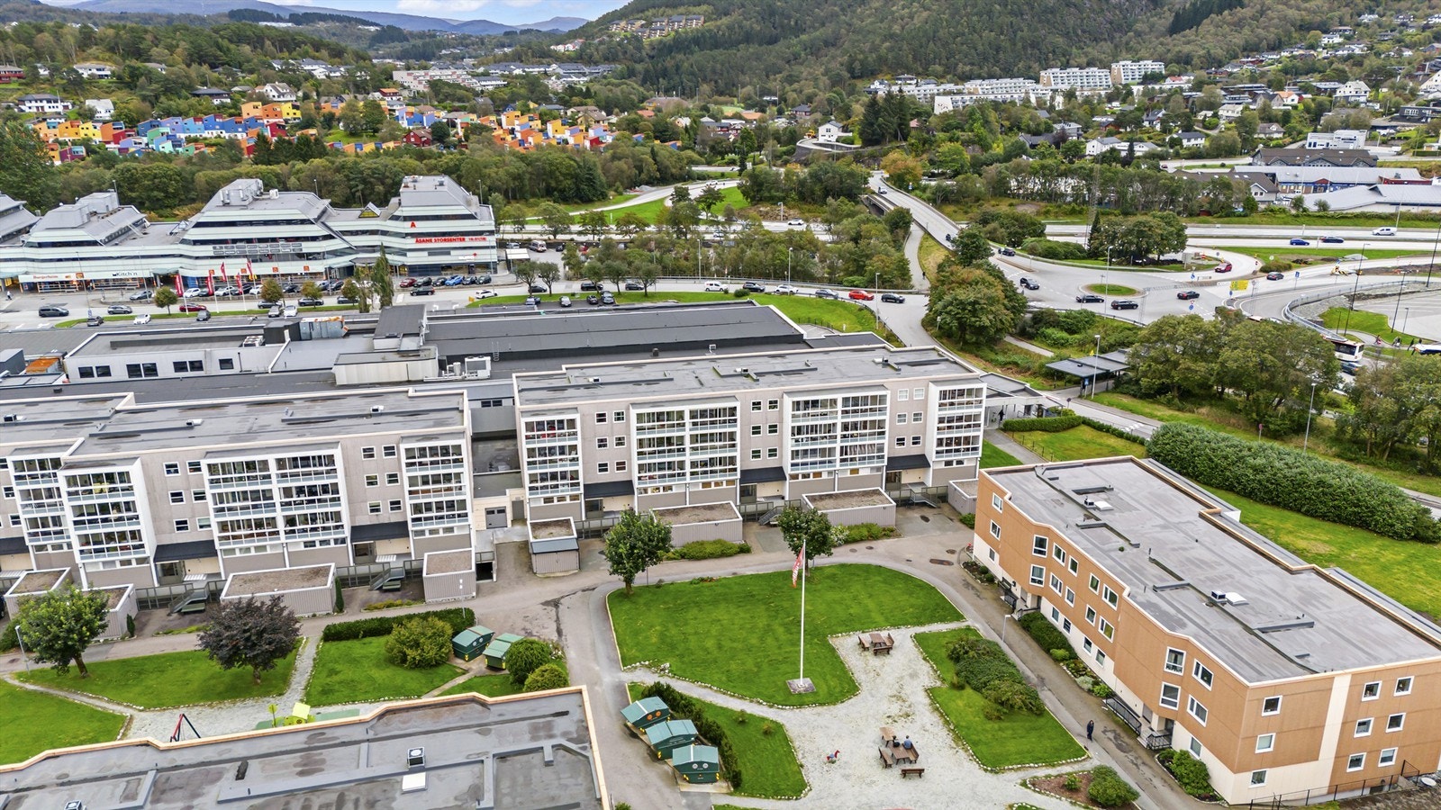 Boligen passer perfekt for dem som ønsker seg alt av daglige fasiliteter innen kort avstand samtidig som man kan trekke seg tilbake i rolige omgivelser. Galleribilde