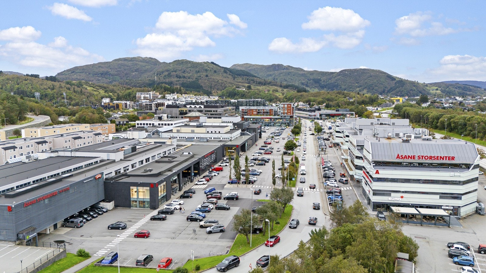 Leiligheten ligger like ved Åsane Storsenter og bussterminalen. Galleribilde