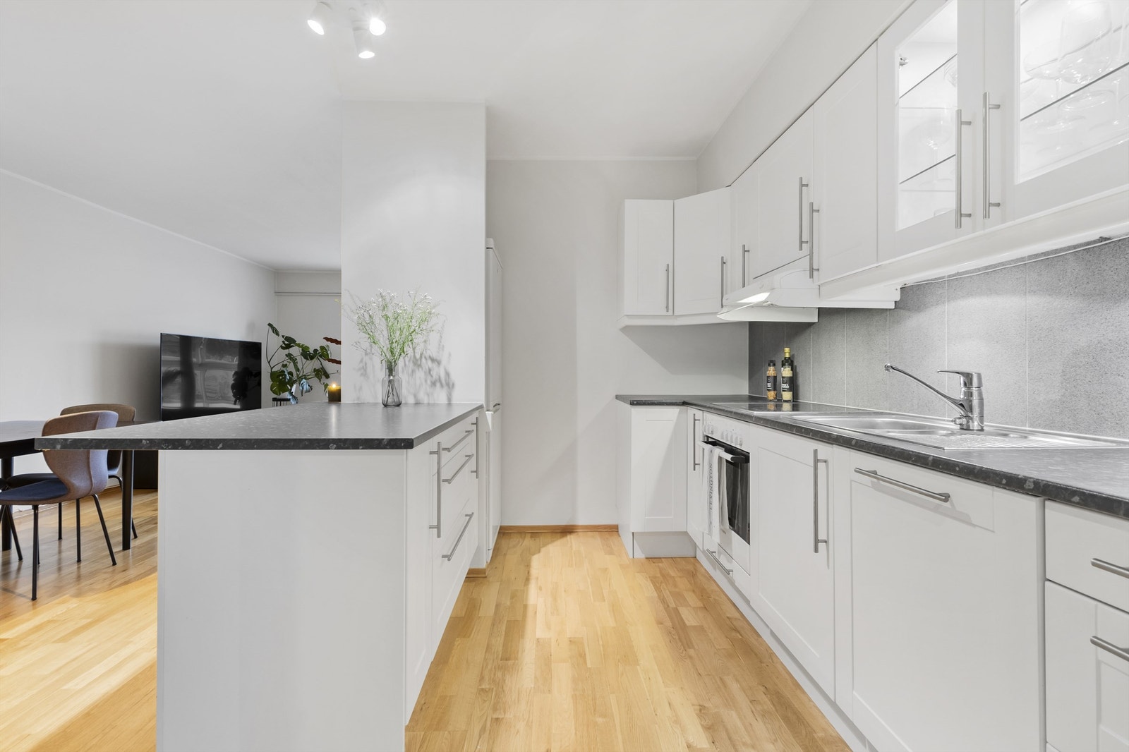 Kjøkkenet er utstyrt med stekeovn, platetopp, oppvaskmaskin samt kjøleskap med frys. Galleribilde