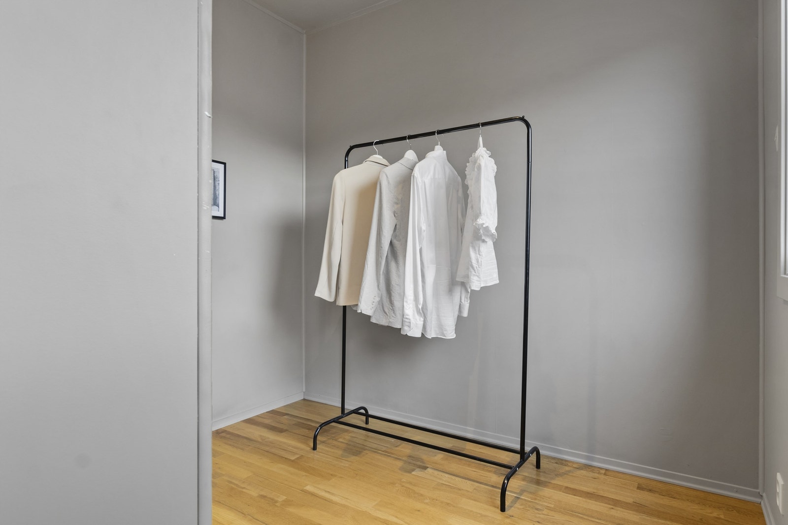 Deler av soverommet kan innredes som omkledningsrom. Evt. kan det settes inn dør dersom man trenger et ekstra rom da det også er vindu i denne delen av rommet. Galleribilde