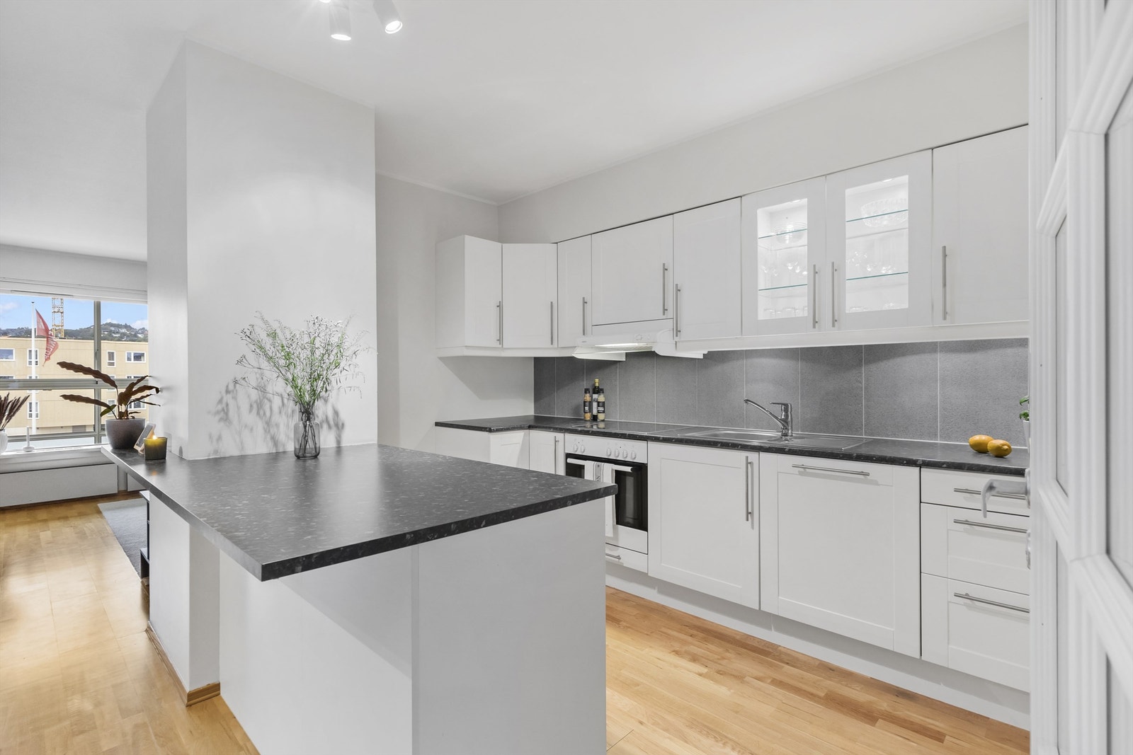 Stort og klassisk kjøkken med profilerte fronter og benkeplate av laminat. Galleribilde