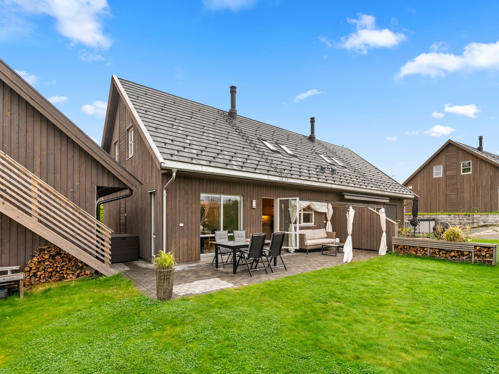 Solrik uteplass. Galleribilde