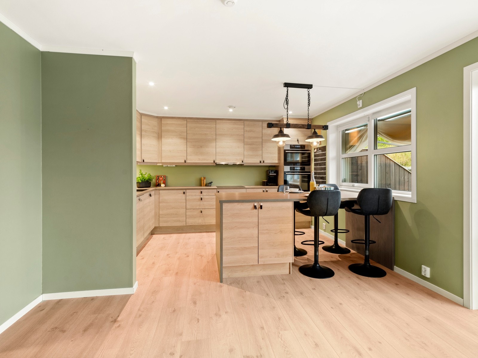 Kjøkken med spiseplass. Galleribilde