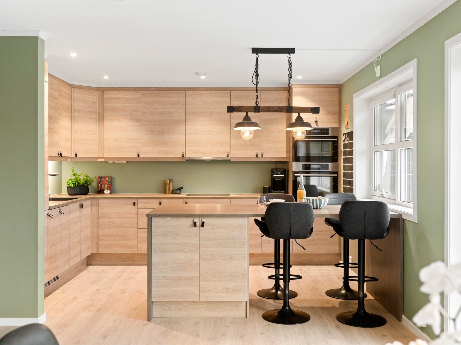 Kjøkkenet består av over-/underskap, laminert benkeplate, integrert kjøle-/fryseskap, - oppvaskmaskin, helstøpt servant med kum, innfelt ovn og mikro og platetopp med ventilator over. Galleribilde