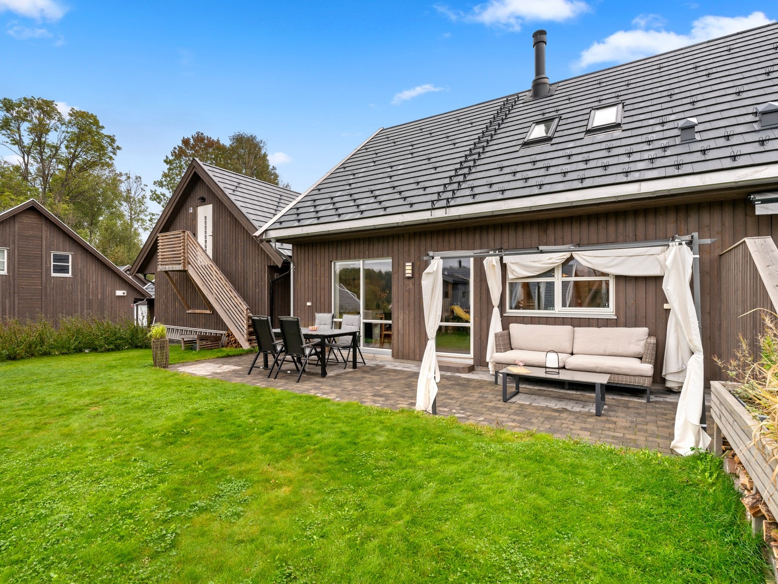 Utearealet er pent opparbeidet med gressplen. Galleribilde