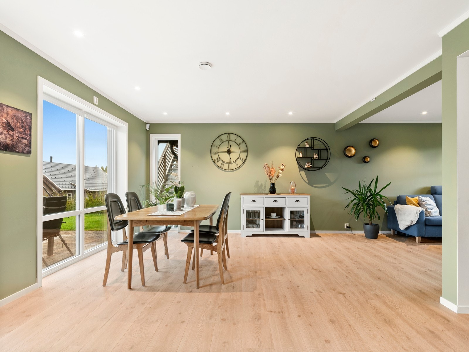 Spisestue med plass til ett større spisebord med stoler til. Galleribilde