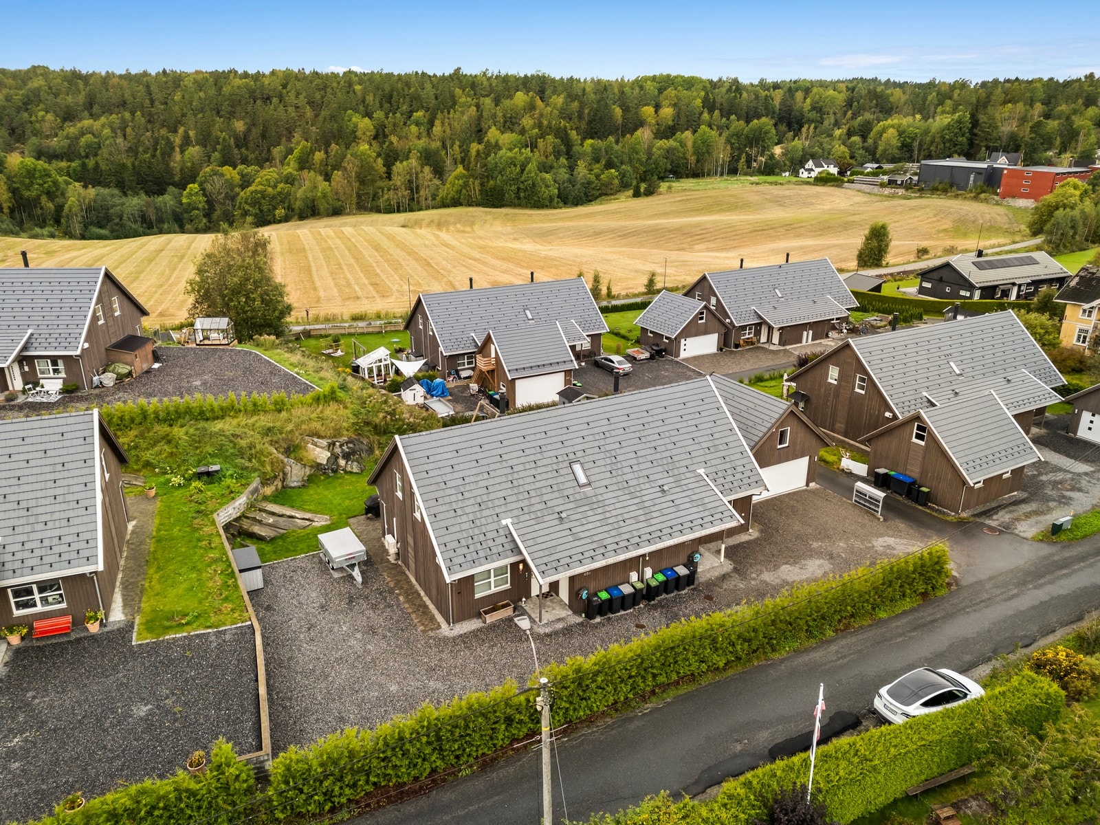 Området rundt består av tomannsboliger og eneboliger. Galleribilde