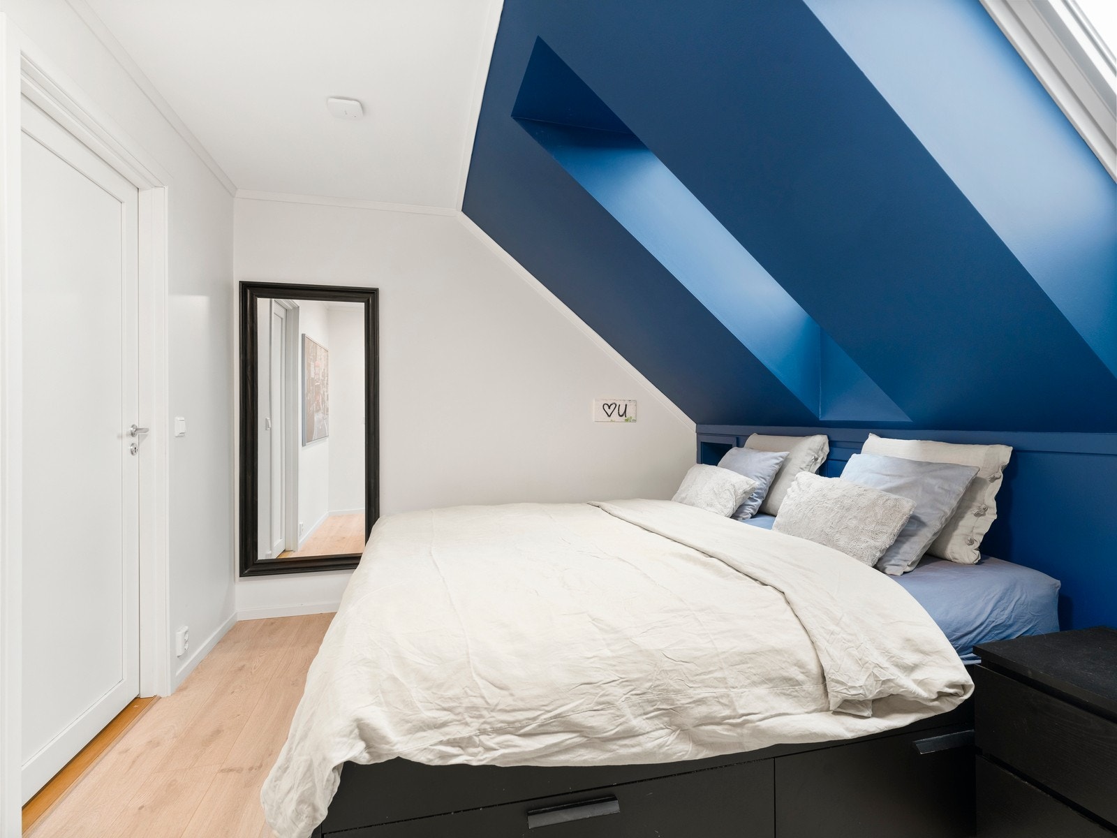 Soverom (1) har plass til dobbeltseng med nattbord. Galleribilde