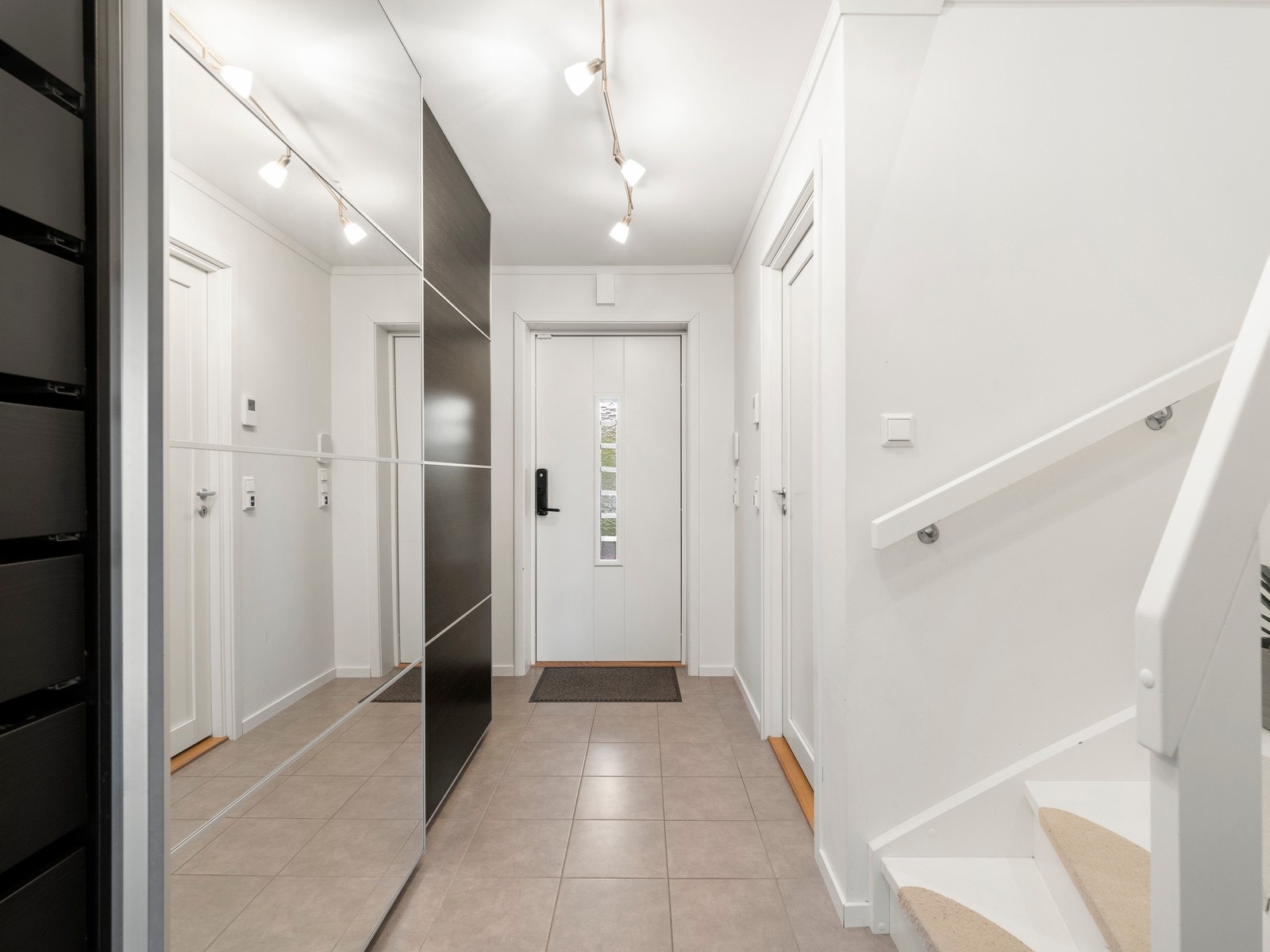 Entrè har skyvedørsgarderobe med speil i den ene døren. Galleribilde