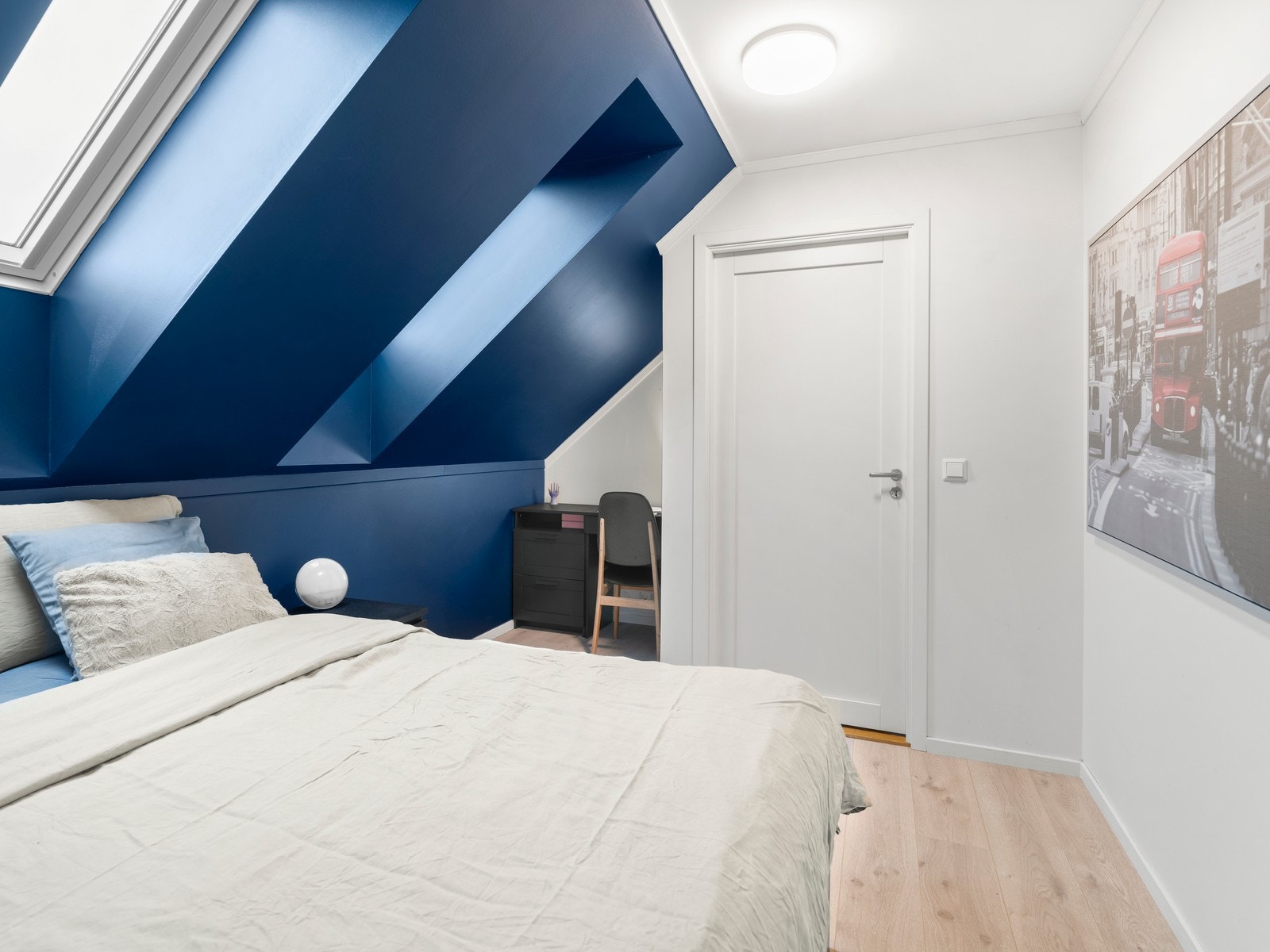 Soverom (1) har takvindu. Galleribilde