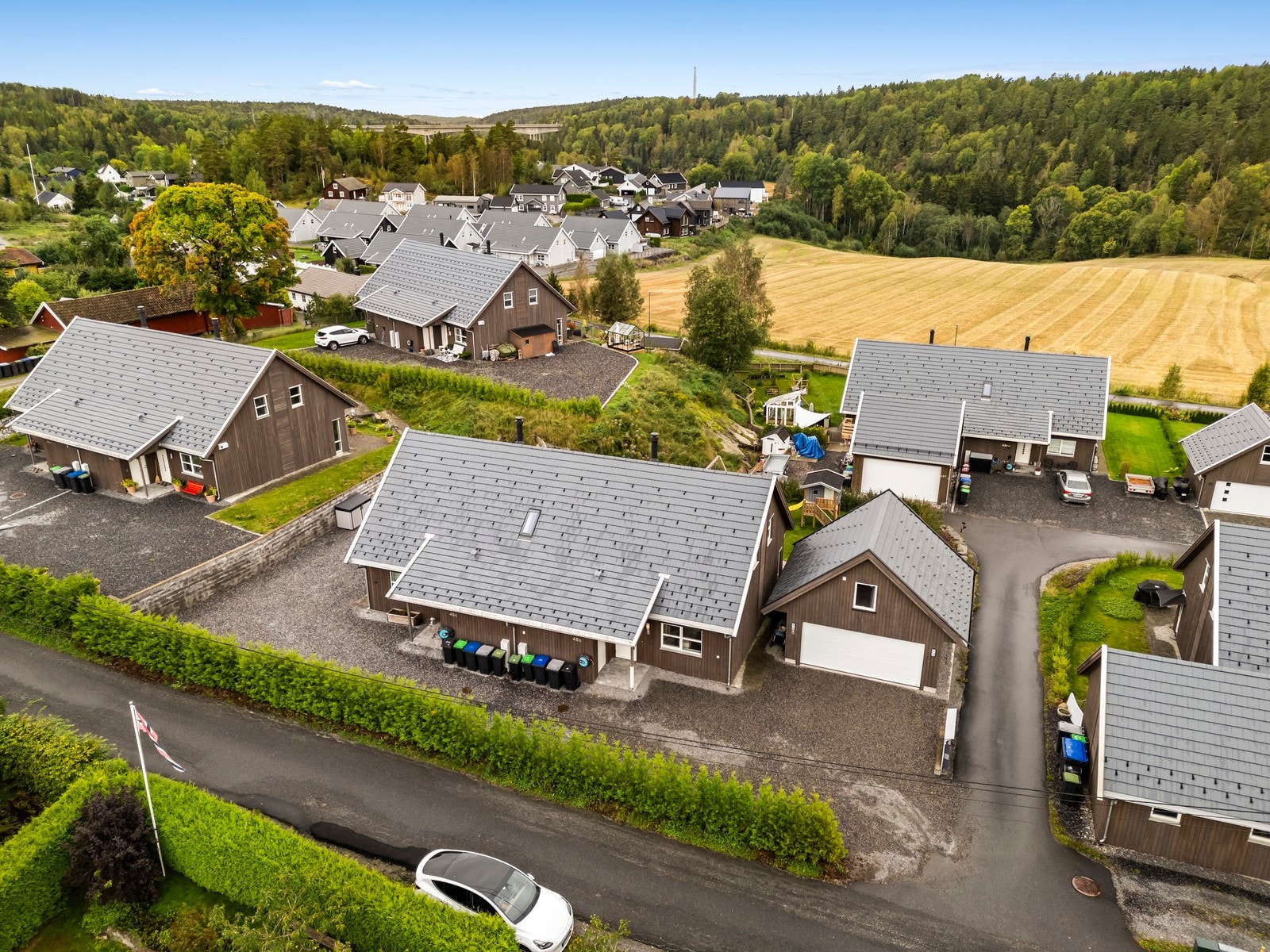 Gårdsplassen er grusbelagt og inngangspartiet er overbygd. Galleribilde