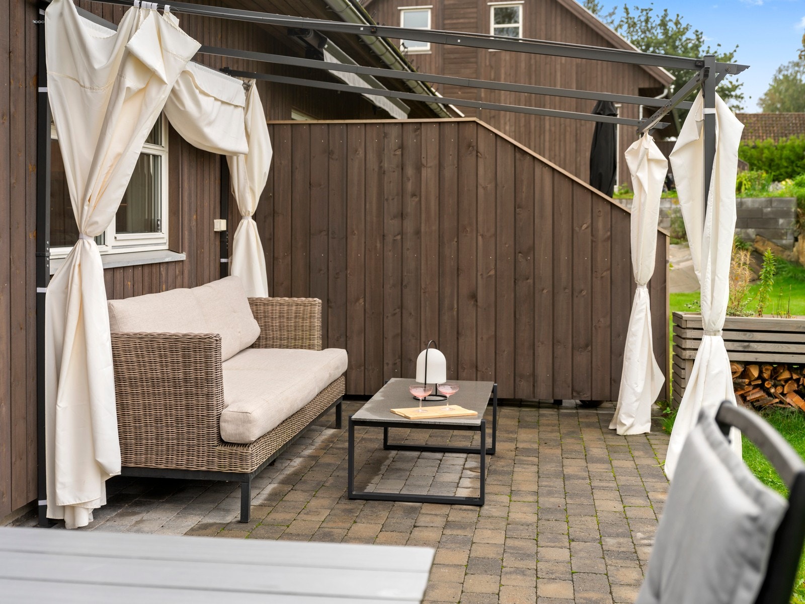 Markterrasse med plass til utemøbelgruppe. Levegg mot nabo. Galleribilde