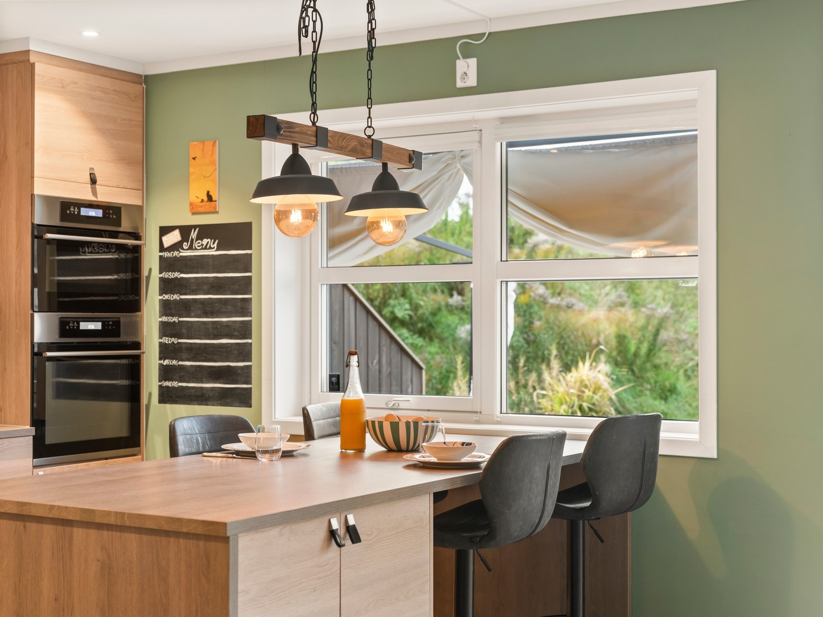 Praktisk kjøkkenøy med spiseplass. Galleribilde