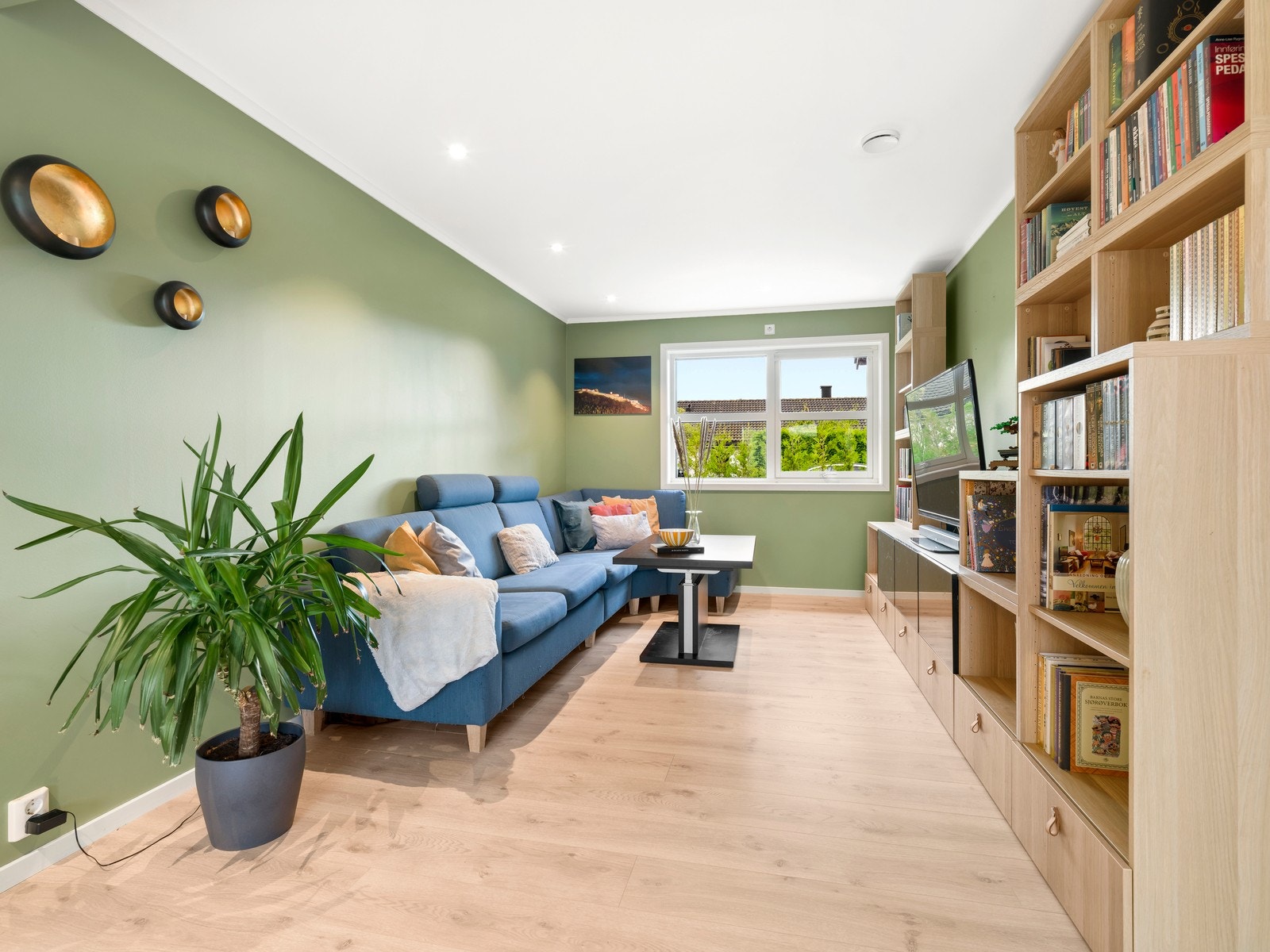 I stuen er det plass til en større sofagruppe. bord og tv-benk. Galleribilde