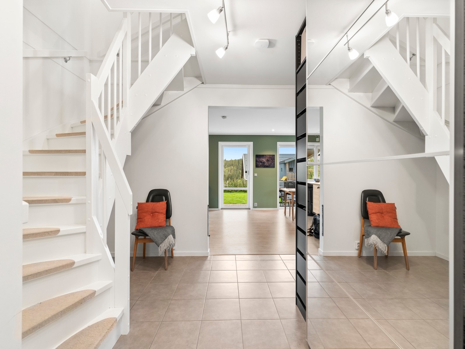 Trappen fører opp til 2.etasje. Galleribilde