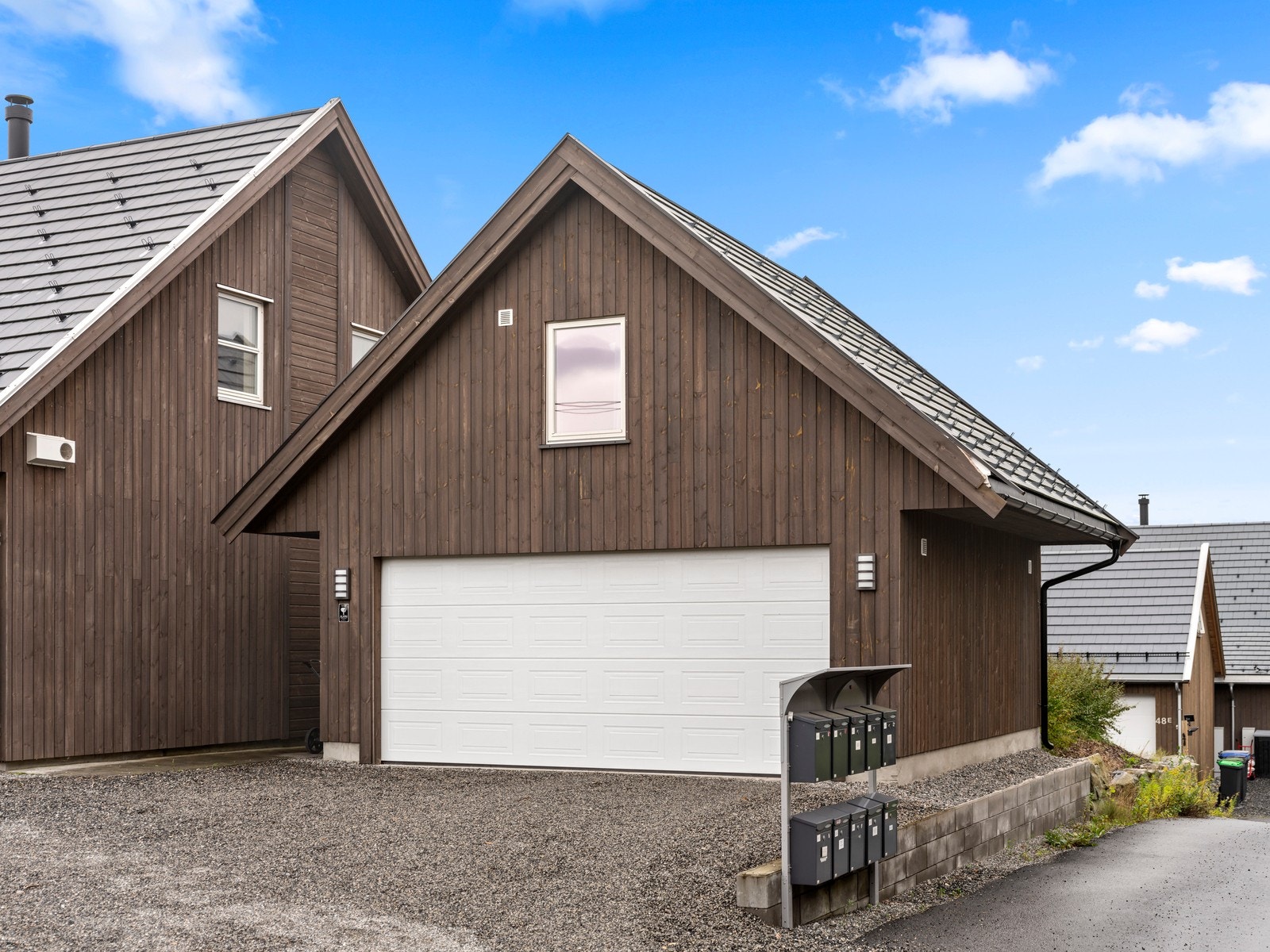 Det er oppført en garasje på eiendommen. Garasjen er innredet 2. etasje. Det er ikke søkt om rom for opphold i 2. etasje. Galleribilde