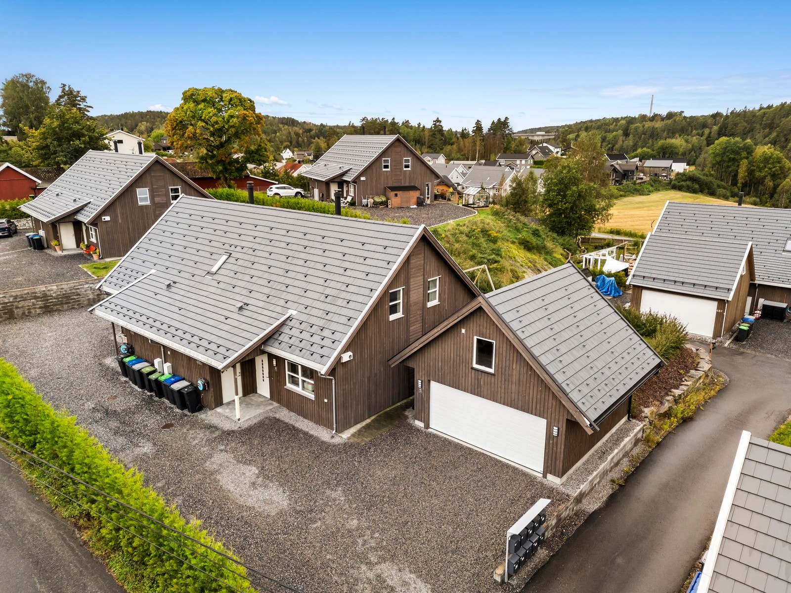 Boligen er oppført over 2 plan og det er oppført en frittstående garasje på eiendommen. Utearealet er pent opparbeidet. Galleribilde