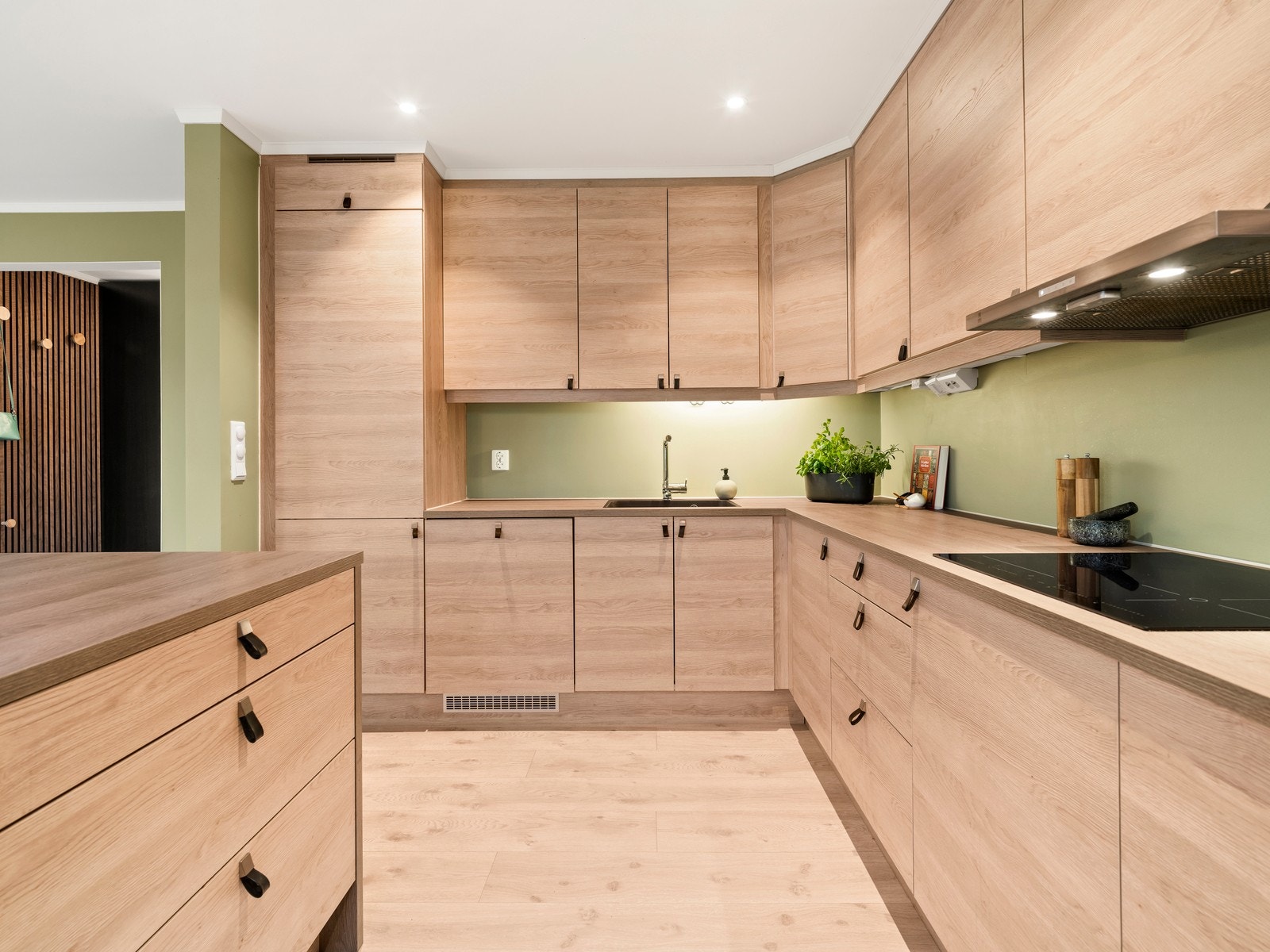 Det er godt med skap-/skuffer for oppbevaring. Galleribilde