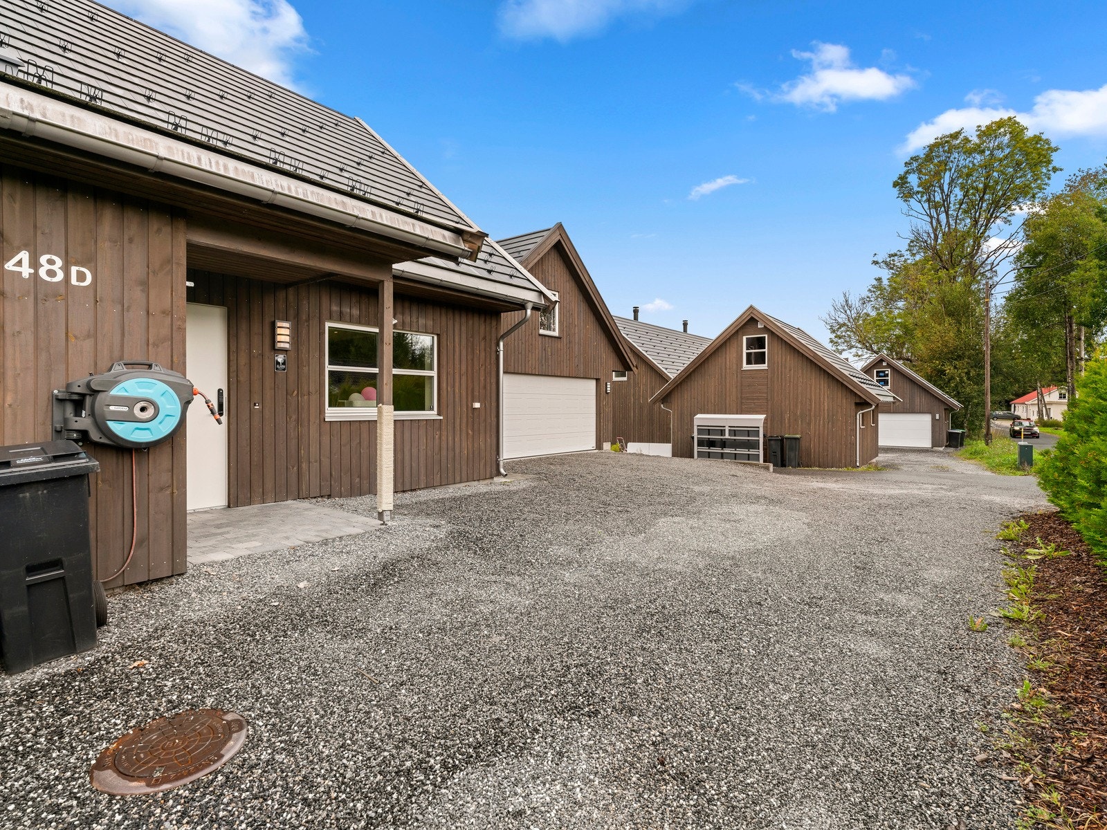 Gårdsplassen har shingel og inngangspartiet er overbygd. Galleribilde