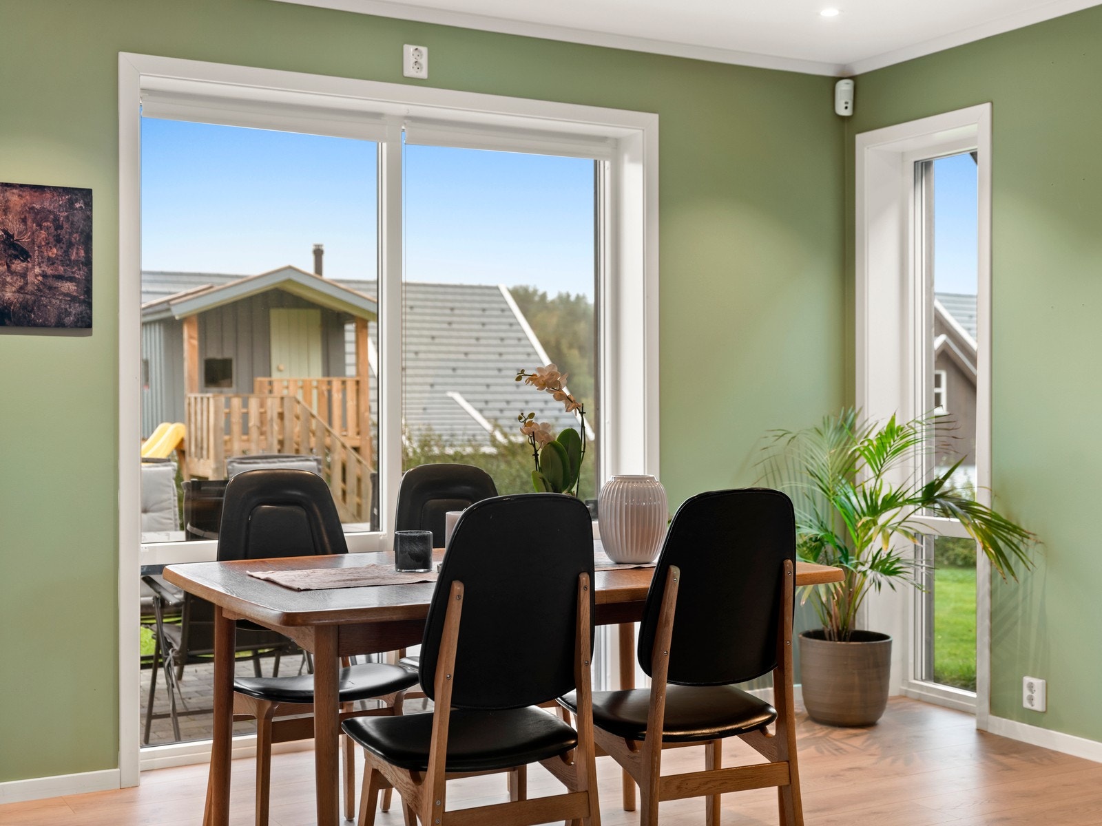 Flere vindusflater som slipper mye naturlig lys inn i rommet. Galleribilde