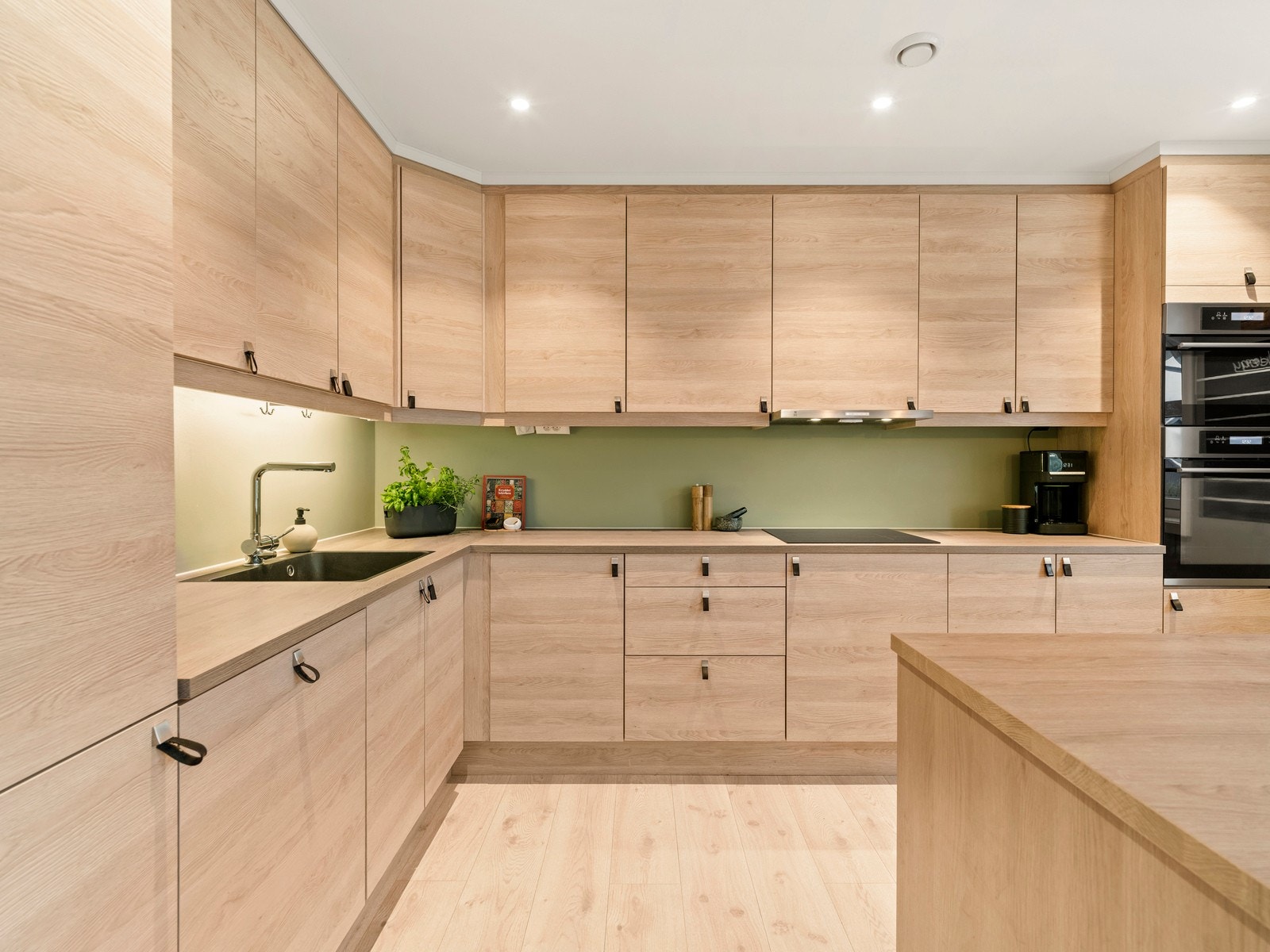 Det er laminat på gulv, malte flater på vegger og i himling. Galleribilde