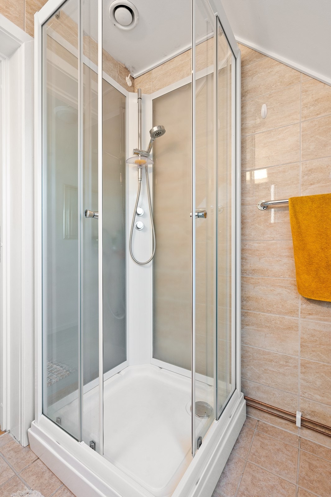 Dusjkabinett med glassdører. Galleribilde