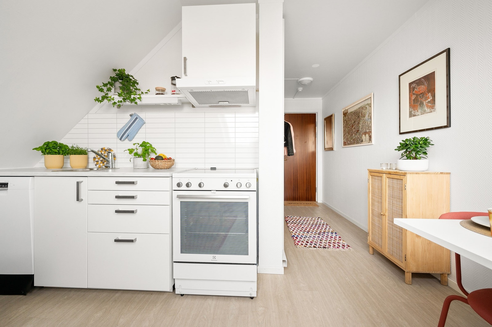 Praktisk kjøkken med en fin kombinasjon av skap- og benkeplass. Galleribilde