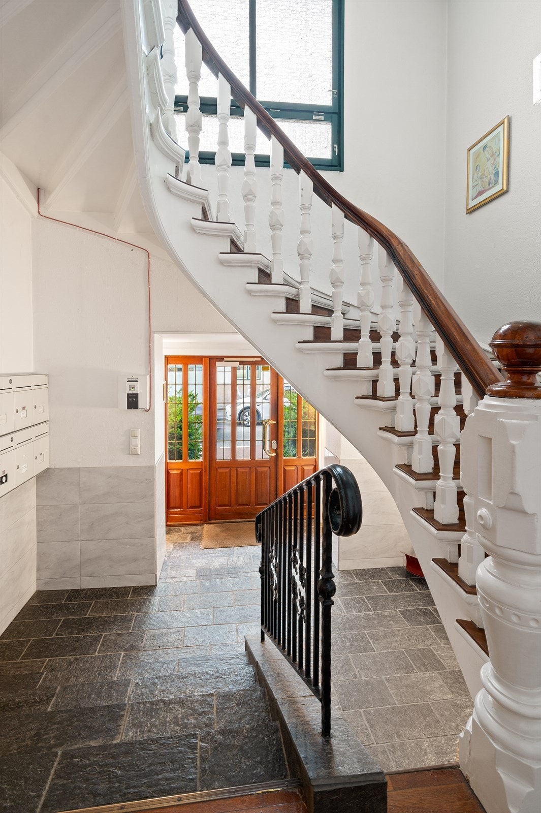 Pent og representabelt inngangsparti. Galleribilde