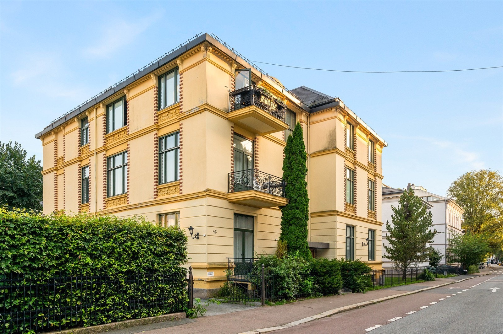 Gården ligger i en rolig enveiskjørt gate, så her bor du stille og tilbaketrukket, men samtidig med nærhet til alt du måtte ønske i hverdagen. Galleribilde