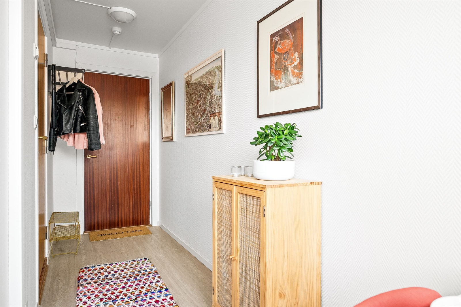 Adkomst via felles trappeoppgang med dørcalling. Galleribilde