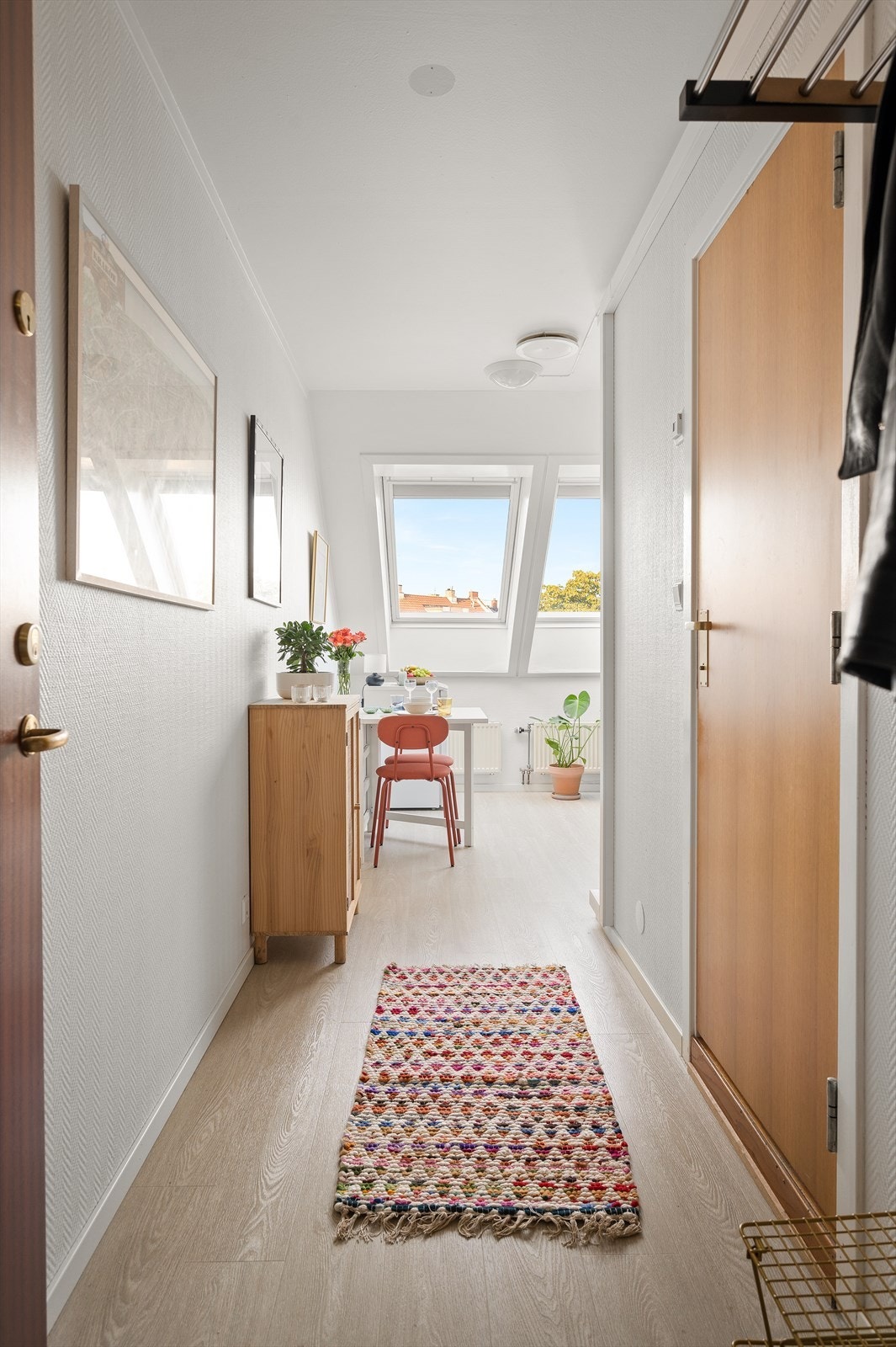 Entré med plass for klesoppheng og oppbevaring av sko. Galleribilde