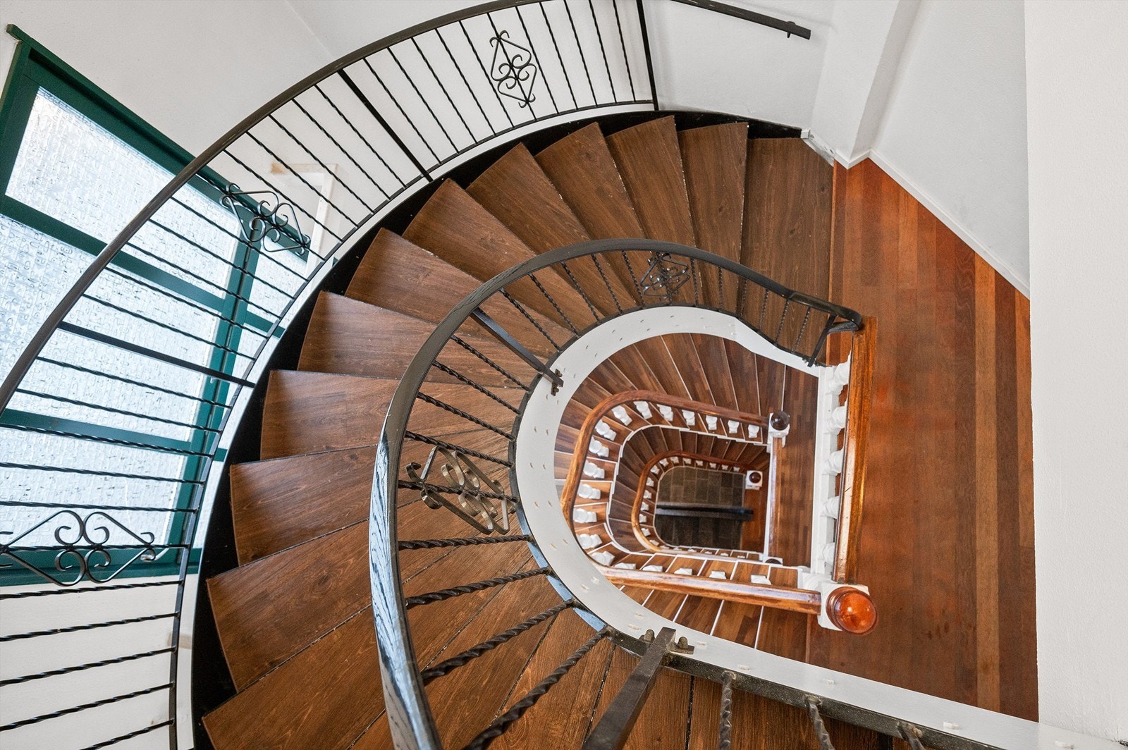 Vakker gammel gård, tidligere hotell som ble omgjort til leiligheter på starten av 2000-tallet. Galleribilde