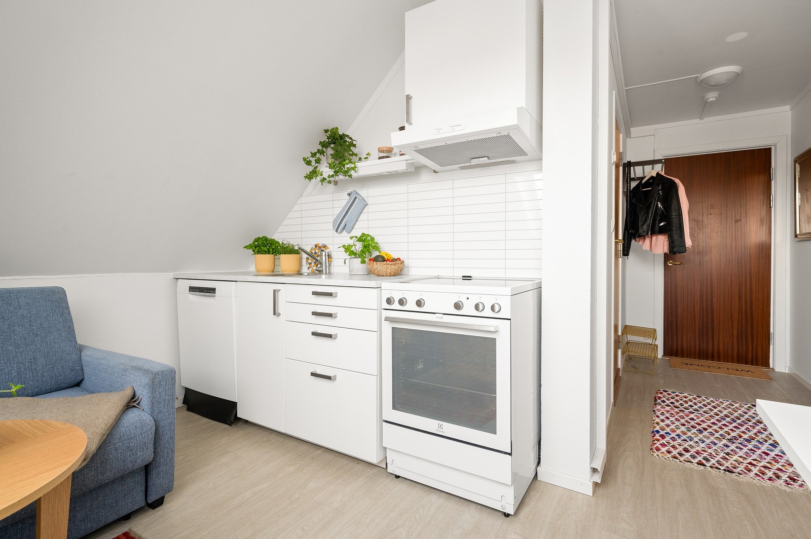 Kjøkkenet har Komfyr med keramisk platetopp, innfelt oppvaskmaskin, samt frittstående kjøleskap. Ventilator med belysning og kullfilter. Galleribilde