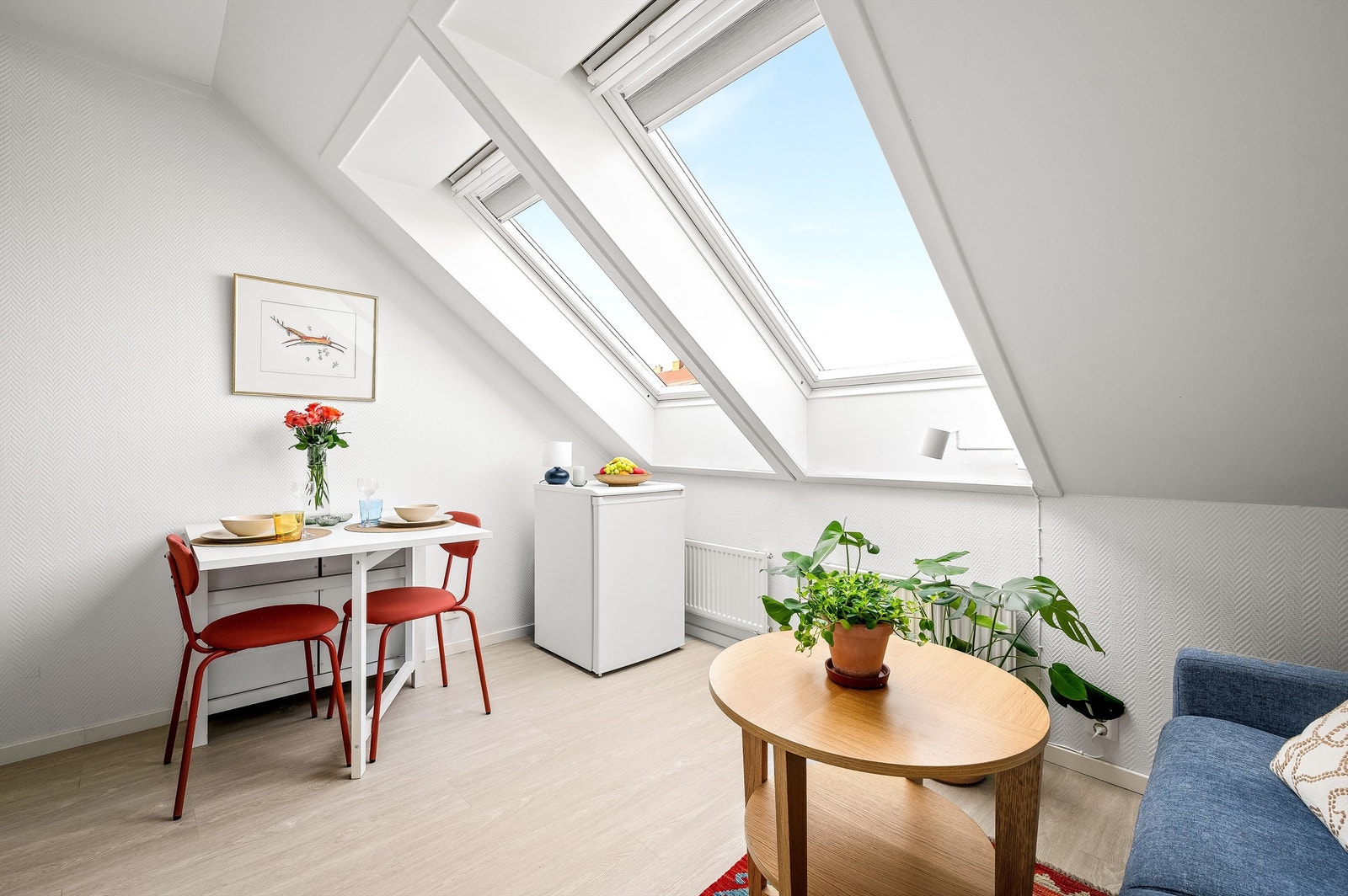 Plass til sofa, bord, stoler og tilhørende mediemøblement. Galleribilde