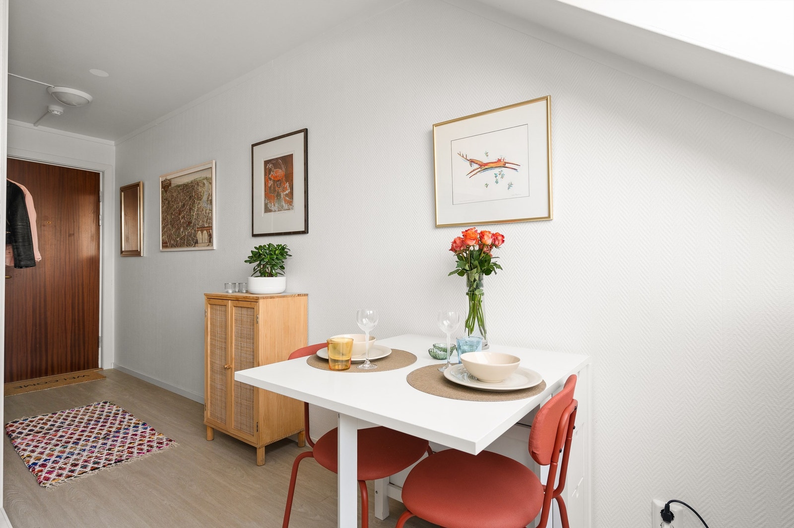 Overflatene er holdt i en nøytral og moderne fargepalett. Galleribilde