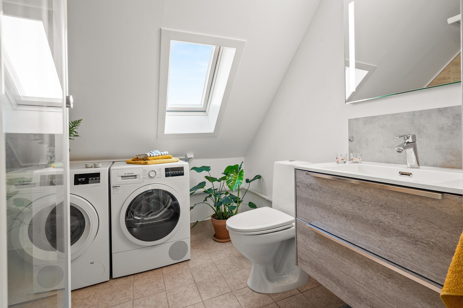 Videre har leiligheten et romslig bad med flislagt gulv. Det er varmekabler i gulvet. Galleribilde