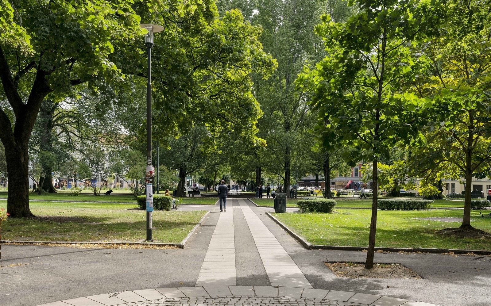 Det finnes flere parker og grøntarealer i nærheten - blant annet Grünerhagen, Olaf Ryes plass, Birkelunden, Nedre Foss park, Sofienbergparken, Iladalen og Cubaparken. Galleribilde