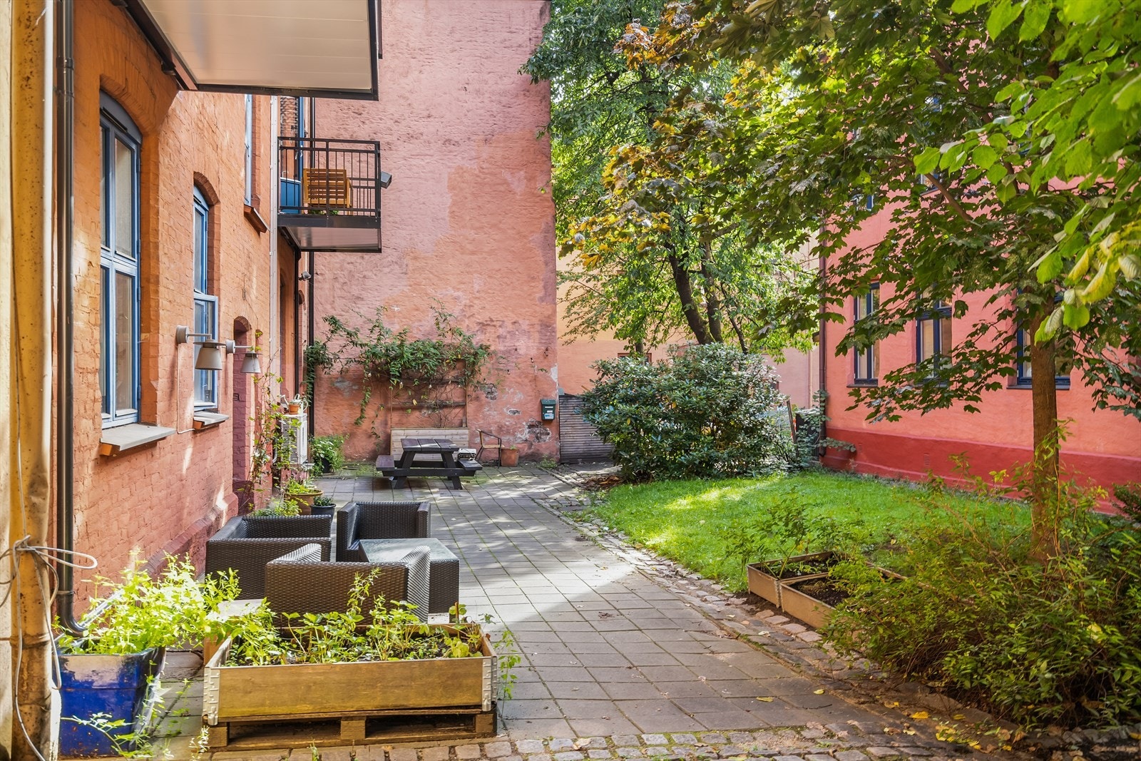 "- Om våren blomstrer det store kirsebærtreet utenfor balkongen, og vi og naboene pynter bakgården til sommeren. Om sommeren leker barna i bakgården, og vi spiser ofte ute på gresset" sier selger Galleribilde